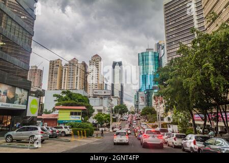 PANAMA CITY, PANAMA - 30 MAGGIO 2016: Edifici di strada e di alto livello a Panama City Foto Stock