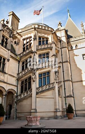 Il Biltmore Estate, proprietà privata della famiglia Vanderbilt durante l'autunno ad Asheville, Carolina del Nord. La casa è la più grande casa privata in America con oltre 250 camere. Foto Stock