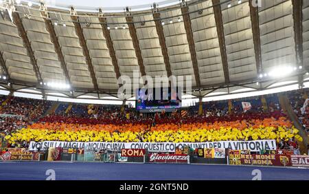 Roma, Italia. 26 settembre 2021. Gli appassionati di Roma reagiscono prima dell'inizio della Serie Italiana Una partita di calcio tra Lazio e Roma allo stadio olimpico. Credit: Riccardo De Luca - Update Images/Alamy Live News Foto Stock