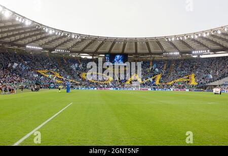 Roma, Italia. 26 settembre 2021. Gli appassionati del Lazio reagiscono prima dell'inizio della Serie Italiana Una partita di calcio tra il Lazio e Roma allo stadio olimpico. Credit: Riccardo De Luca - Update Images/Alamy Live News Foto Stock