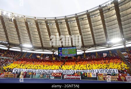Roma, Italia. 26 settembre 2021. Gli appassionati di Roma reagiscono prima dell'inizio della Serie Italiana Una partita di calcio tra Lazio e Roma allo stadio olimpico. Credit: Riccardo De Luca - Update Images/Alamy Live News Foto Stock