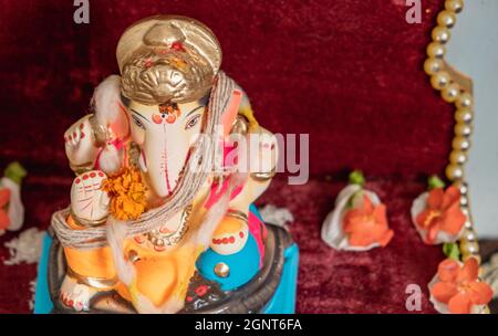 Idol di Lord Ganesh di un'argilla ombra un Dio di religione Indù Foto Stock
