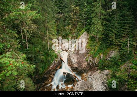 Parco Nazionale di Tatra, Polonia. Cascata Wodogrzmoty Mickiewicza in Estate Tatra Montagne Paesaggio. Natura europea. Foto Stock