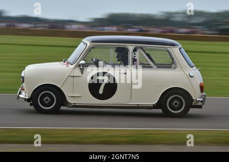 Darren Turner, Marek Reichman, Morris Mini Cooper S, John Whitmore Trophy, Goodwood Revival 2021, Goodwood, Chichester, West Sussex, Inghilterra, Septembe Foto Stock