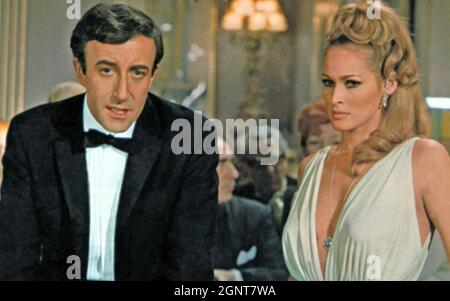 CASINO ROYALE 1967 Columbia Pictures film con Peter Sellers come Baccarat master Evelyn Tremble e Ursula Andress come milionario spia Vesper Lynd. Foto Stock