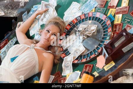 CASINO ROYALE 1967 Columbia Pictures film con Ursula Andress come milionaire spy Vesper Lynd Foto Stock