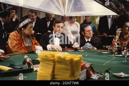 CASINO ROYALE 1967 Columbia Pictures film con Peter Sellers come Baccarat master Evelyn Tremble Foto Stock