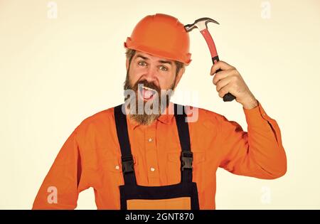 Impulso per i cambiamenti. Uomo maturo bearded in uniforme. Ragazzo con martello. Buon martello. Suggerimenti essenziali per un corretto utilizzo del martello. Requisiti per i progetti Foto Stock