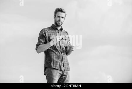 Bel ragazzo indossare occhiali da sole. Hipster uomo in occhiali da sole alla moda. Occhiali da sole alla moda. Concetto di protezione ultravioletta. Uomo modello di occhiali all'aperto Foto Stock