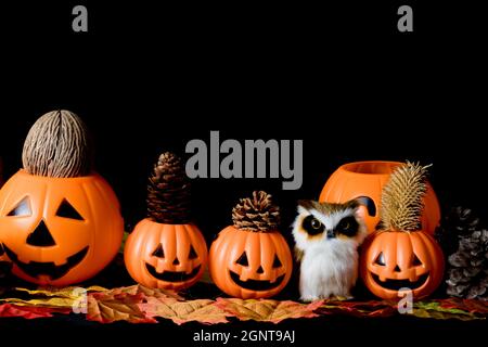 Halloween cranio umano, Halloween Pumpkins su un vecchio tavolo di legno di fronte a sfondo nero con spazio libero per il testo. Concetti di Halloween. Happy Hall Foto Stock