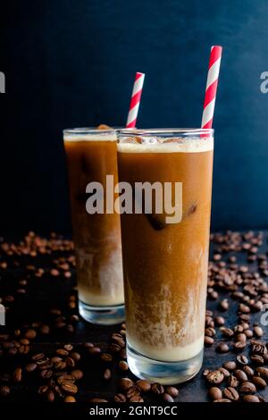 Caffè Irlandese ghiacciato con caffè cubetti di ghiaccio e paillette di carta: Bicchieri alti di caffè ghiacciato fatti con whiskey irlandese e cubetti di ghiaccio al caffè Foto Stock
