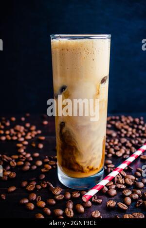 Caffè Irlandese ghiacciato con caffè cubetti di ghiaccio e paillette di carta: Alto bicchiere di caffè ghiacciato preparato con whiskey irlandese e cubetti di ghiaccio al caffè Foto Stock