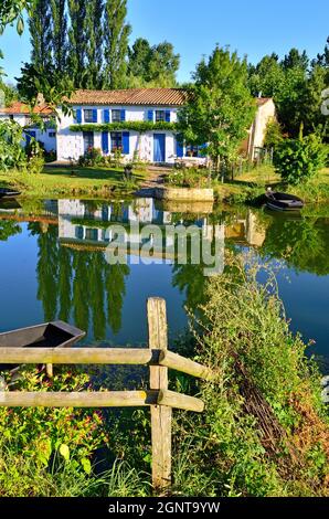 Francia, Deux-Sèvres (79), le Marais Poitevin, la Venise Verte, Coulon, Labellisé Les Plus Beaux Villages de France, maison Maraîchine typique au bord Foto Stock