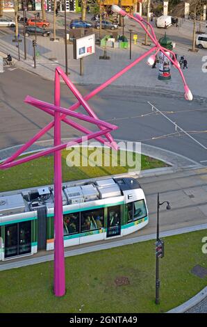 Francia, Parigi (75), porte de Bagnolet, tranway et le lampadaire tordu en étoile, Création de Mark Handforth // Francia, Parigi, Porte de Bagnolet, trana Foto Stock