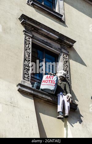 Varsavia, Polonia - 1 settembre 2018: Bambola con insegna Art Hotel nel centro storico di Varsavia, Polonia Foto Stock