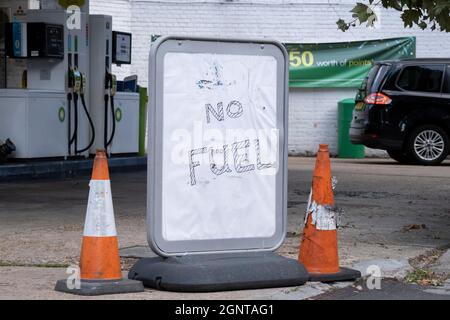 Mentre la crisi del trasporto di carburante continua nella sua seconda settimana, le pompe sigillate BP benzina e diesel sono coperte in una stazione chiusa di benzina e carburante nel sud di Londra, il 27 settembre 2021, a Londra, Inghilterra. La carenza di carburante presso i rivenditori di tutto il paese è causata dalla mancanza di conducenti qualificati HGV (Heavy Goods Vehicles) che consegnano forniture alle riserve di carburante della nazione, la maggior parte delle quali sono ora chiuse dopo l'acquisto di panico di scorte di carburante drenato. Foto Stock