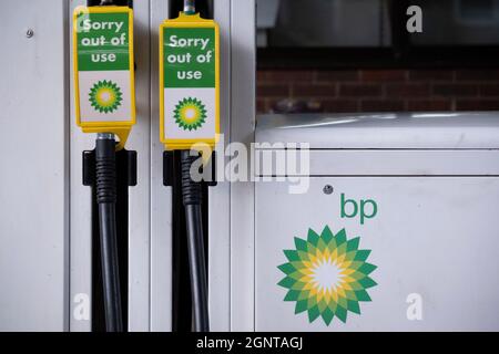 Mentre la crisi del trasporto di carburante continua nella sua seconda settimana, le pompe sigillate BP benzina e diesel sono coperte in una stazione chiusa di benzina e carburante nel sud di Londra, il 27 settembre 2021, a Londra, Inghilterra. La carenza di carburante presso i rivenditori di tutto il paese è causata dalla mancanza di conducenti qualificati HGV (Heavy Goods Vehicles) che consegnano forniture alle riserve di carburante della nazione, la maggior parte delle quali sono ora chiuse dopo l'acquisto di panico di scorte di carburante drenato. Foto Stock