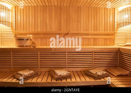 Sauna in legno, area umida, vapore, zona ricreativa Foto Stock