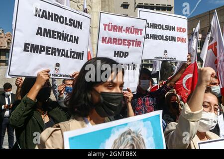 Ankara, Turchia. 27 settembre 2021. I manifestanti hanno appluso cartelli che esprimono la loro opinione durante la manifestazione. L'Unione Giovanile della Turchia (TGB) ha protestato contro il Partito democratico dei popoli pro-curdo (HDP) e il Partito operaio Kurdistan (PKK) in Piazza Ulus Atatürk. Credit: SOPA Images Limited/Alamy Live News Foto Stock