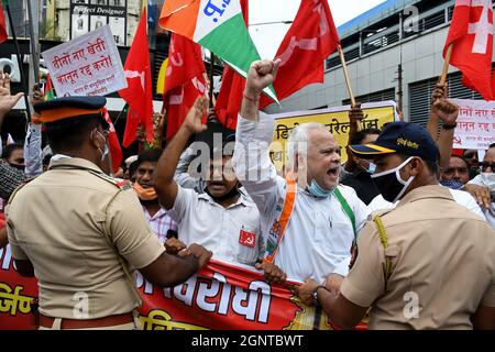 Mumbai, India. 27 settembre 2021. I manifestanti agitati detengono bandiere e segni mentre cantano slogan di fronte alla polizia durante una protesta contro le leggi agricole a Mumbai.vari partiti politici come il partito nazionalista del Congresso (NCP), il Centro dei sindacati indiani (CITU) hanno organizzato una protesta contro le leggi agricole in tutta l'India. Credit: SOPA Images Limited/Alamy Live News Foto Stock