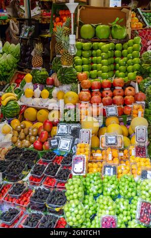 Stalla con frutta sul mercato di strada a Istanbul, Turchia. Foto Stock