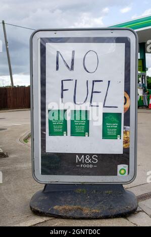 Denham, Buckinghamshire, Regno Unito. 27 settembre 2021. Un cartello No Fuel fuori dalla stazione di servizio BP sulla A40 Oxford Road a Denham. Negli ultimi giorni è proseguito l’acquisto di benzina e diesel da parte del panico a causa della carenza di conducenti che effettuano consegne di carburante a seguito della Brexit e della pandemia del Covid-19. Credit: Maureen McLean/Alamy Live News Foto Stock