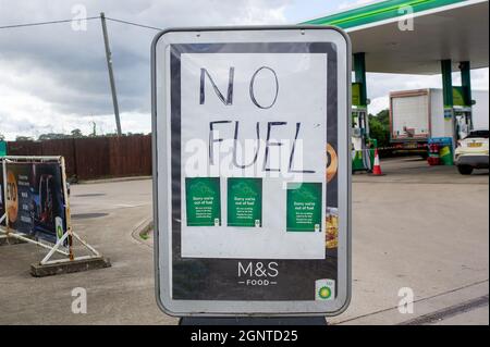 Denham, Buckinghamshire, Regno Unito. 27 settembre 2021. Un cartello No Fuel fuori dalla stazione di servizio BP sulla A40 Oxford Road a Denham. Negli ultimi giorni è proseguito l’acquisto di benzina e diesel da parte del panico a causa della carenza di conducenti che effettuano consegne di carburante a seguito della Brexit e della pandemia del Covid-19. Credit: Maureen McLean/Alamy Live News Foto Stock