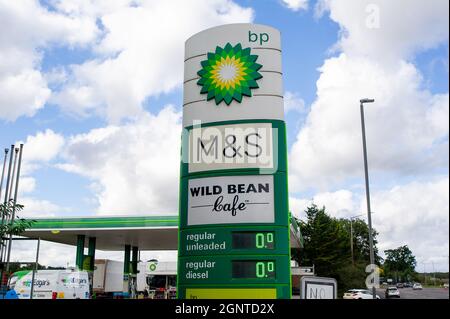 Denham, Buckinghamshire, Regno Unito. 27 settembre 2021. Il segnale dei prezzi del carburante è stato azzerato presso la stazione di servizio BP sulla A40 Oxford Road, in quanto la stazione di servizio oggi non aveva carburante. Negli ultimi giorni è proseguito l’acquisto di benzina e diesel da parte del panico a causa della carenza di conducenti che effettuano consegne di carburante a seguito della Brexit e della pandemia del Covid-19. Credit: Maureen McLean/Alamy Live News Foto Stock