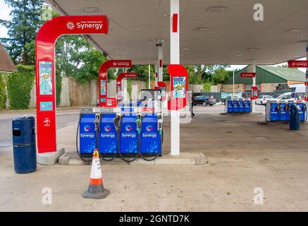 Denham, Buckinghamshire, Regno Unito. 27 settembre 2021. Il distributore di benzina esso sulla A40 Oxford Road a Denham aveva esaurito il carburante oggi. Negli ultimi giorni è proseguito l’acquisto di benzina e diesel da parte del panico a causa della carenza di conducenti che effettuano consegne di carburante a seguito della Brexit e della pandemia del Covid-19. Credit: Maureen McLean/Alamy Live News Foto Stock