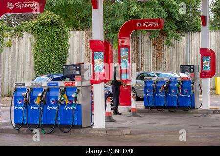 Denham, Buckinghamshire, Regno Unito. 27 settembre 2021. Il distributore di benzina esso sulla A40 Oxford Road a Denham aveva esaurito il carburante oggi. Negli ultimi giorni è proseguito l’acquisto di benzina e diesel da parte del panico a causa della carenza di conducenti che effettuano consegne di carburante a seguito della Brexit e della pandemia del Covid-19. Credit: Maureen McLean/Alamy Live News Foto Stock