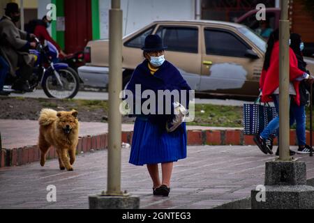 Un membro della comunità indigena di Misak indossa una maschera protettiva contro COVID-19 a Cumbal - Nariño, Colombia il 15 agosto 2021. Foto Stock