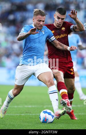 Gianluca Mancini di Roma (R) vies per la palla con Ciro Immobile del Lazio (L) durante il campionato italiano Serie A football match tra SS Lazio e AS Roma il 26 settembre 2021 allo Stadio Olimpico di Roma - Foto: Federico Proietti/DPPI/LiveMedia Foto Stock