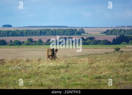 Esercito britannico GCC soldati di fanteria su una scheda di prova di addestramento di combattimento 4km che trasporta 40kg attraverso Salisbury Plain Wiltshire Regno Unito Foto Stock