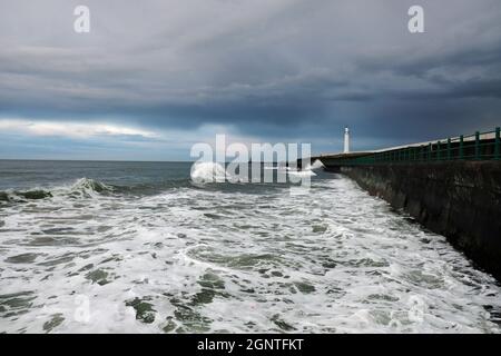 Onde a Seaburn, Sunderland, Tyne & Wear, Inghilterra Foto Stock