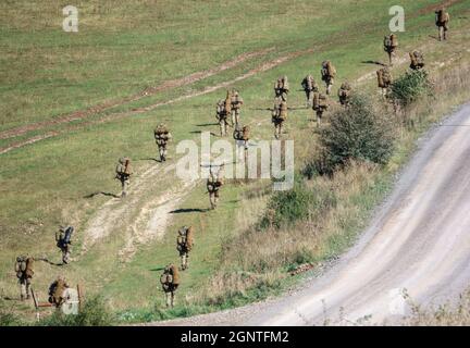 Esercito britannico GCC soldati di fanteria su una scheda di 4km che trasportano 40kg attraverso Salisbury Plain Wiltshire Regno Unito Foto Stock