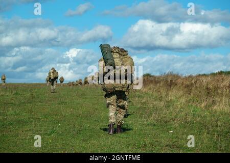 Esercito britannico GCC soldati di fanteria su una scheda di prova di addestramento di combattimento 4km che trasporta 40kg attraverso Salisbury Plain Wiltshire Regno Unito Foto Stock