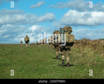 Esercito britannico GCC soldati di fanteria su una scheda di prova di addestramento di combattimento 4km che trasporta 40kg attraverso Salisbury Plain Wiltshire Regno Unito Foto Stock