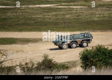 British Army Patria Pasi Fuchs (Falcon Squadron) NBC ricognizione veicolo corazzato 6x6 su un'esercitazione militare, Wiltshire UK Foto Stock