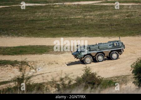 British Army Patria Pasi Fuchs (Falcon Squadron) NBC ricognizione veicolo corazzato 6x6 su un'esercitazione militare, Wiltshire UK Foto Stock