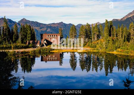 Mount Baker, WA, USA - 23 settembre 2021; il Firs Chalet riflette nelle acque calme del lago Highwood nella Foresta Nazionale di Mount Baker Snoqualmie Foto Stock