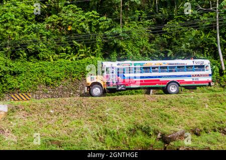 PORTOBELO, PANAMA - 28 MAGGIO 2016: Pollo bus colorato, ex scuolabus USA. Nel villaggio di Portobelo, Panama Foto Stock