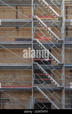 Impalcatura sulla facciata di una ex fabbrica Foto Stock