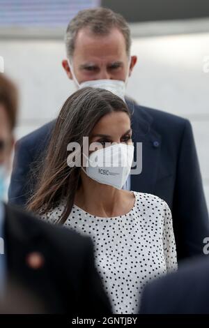 Lisbona, Portogallo. 27 settembre 2021. Re Felipe VI di Spagna (indietro) e la regina Letizia (fronte) partecipano all'inaugurazione del Centro per il cancro pancreatico di Botton-Champalimaud alla Fondazione Champalimaud di Lisbona, Portogallo, il 27 settembre 2021. (Credit Image: © Pedro Fiuza/ZUMA Press Wire) Foto Stock