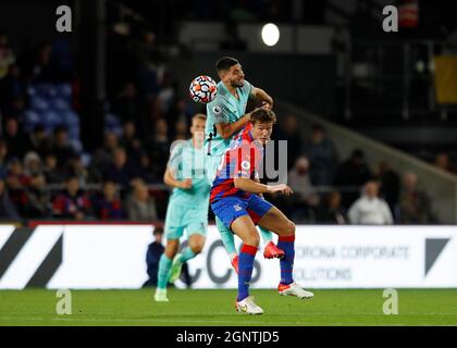 27 settembre 2021; Selhurst Park, Crystal Palace, Londra, Inghilterra; Calcio della Premier League, Crystal Palace contro Brighton &amp; Hove Albion: Neal Maupay testa la palla sopra Joachim Andersen del Crystal Palace Foto Stock