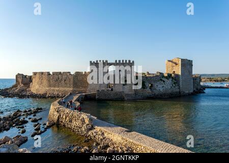 Methoni, Grecia - 10 agosto 2018: Il Methoni fortezza veneziana nel Peloponneso, Messenia, Grecia. Il castello di Methoni fu costruito dal veneziano Foto Stock