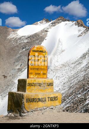 Khardung la - l'asfalto stradale più alto passa sopra Il mondo - Ladakh - Jammu e Kashmir - India Foto Stock