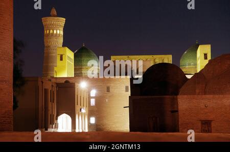 Vista notturna del minareto di Kalon - Bukhara - Uzbekistan Foto Stock