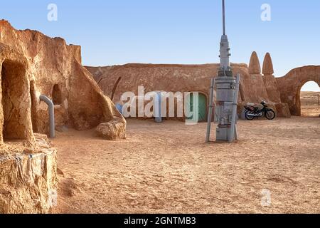 Abbandonato ambientato per le riprese del film di Star Wars nel deserto del Sahara sullo sfondo di dune di sabbia. Foto Stock