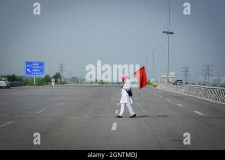 Sonipat, India. 27 settembre 2021. Un agricoltore visto con una bandiera dell'Unione contadina durante la protesta.gli agricoltori bloccano autostrade e binari ferroviari come parte delle proteste contro le leggi agricole durante le proteste a livello nazionale, a Sonipat, stato settentrionale dell'Haryana. (Foto di Manish Rajput/SOPA Images/Sipa USA) Credit: Sipa USA/Alamy Live News Foto Stock