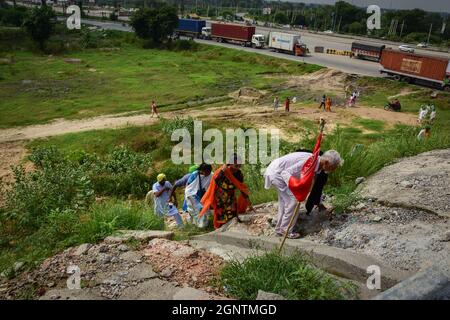 Sonipat, India. 27 settembre 2021. Gli agricoltori si arrampicano vicino alla superstrada KMP per prendere parte alle proteste nazionali, a Sonipat.gli agricoltori bloccano le autostrade e i binari ferroviari come parte delle proteste contro le leggi agricole durante le proteste nazionali, a Sonipat, stato settentrionale dell'Haryana. (Foto di Manish Rajput/SOPA Images/Sipa USA) Credit: Sipa USA/Alamy Live News Foto Stock